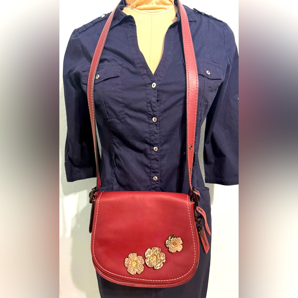 Coach 1941  Saddle bag 23 in Bordeaux color with 3 Tea Rosettes